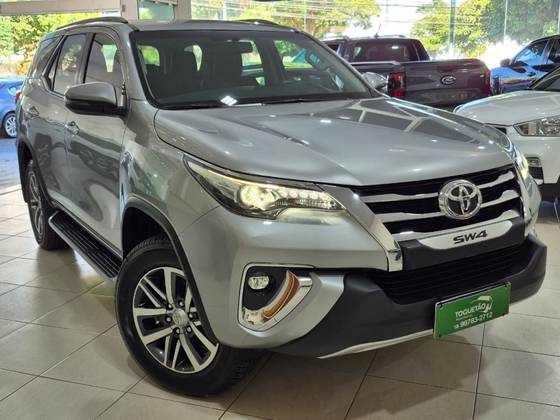 TOYOTA HILUX SW4 2.8 SRX 4X4 7 LUGARES 16V TURBO INTERCOOLER DIESEL 4P AUTOMÁTICO